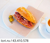 Sandwich with fuet sausage and olives. Spanish breakfast. Стоковое фото, фотограф Яков Филимонов / Фотобанк Лори
