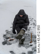 Fisherman catches a fish on winter fishing. Стоковое фото, фотограф Александр Прошкин / Фотобанк Лори