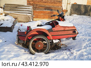 Old abandoned motorcycle with sidecar. Стоковое фото, фотограф Александр Прошкин / Фотобанк Лори
