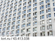 Фасад с окнами, современное многоэтажное здание, ЖК Ярославский (2023 год). Редакционное фото, фотограф Елизавета Федотова / Фотобанк Лори