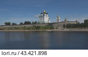 Псковский кремль на берегу реки Великая, Россия (2018 год). Стоковое видео, видеограф Анна Карасева / Фотобанк Лори