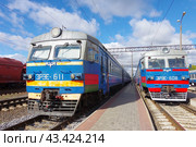 Электропоезда ЭР9Е-611 и ЭР9Е-608, станция Барановичи-Полесские, Брестская область, Беларусь (2018 год). Редакционное фото, фотограф Алексей Иванов / Фотобанк Лори