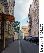 Улица Малая Лубянка в Москве. Вид в сторону Фуркасовского переулка и Лубянской площади (2024 год). Редакционное фото, фотограф Константин Григорьев / Фотобанк Лори