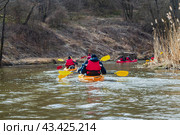 People of age have a springtime vacation in nature. Kayaking in the spring. Active weekend pastime. Sports tourism. (2022 год). Редакционное фото, фотограф Zima Nadezhda / Фотобанк Лори