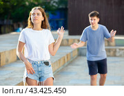 Guy is arguing with girlfriend. Стоковое фото, фотограф Яков Филимонов / Фотобанк Лори