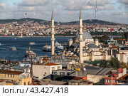 ISTANBUL, TURKEY - OCTOBER 12 ,2021: Istanbul city view. Yeni Cami - New Mosque, Golden Horn bay of Istanbul and view on mosque with Sultanahmet. Редакционное фото, фотограф Павел Муравьев / Фотобанк Лори