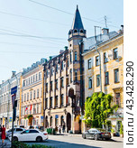 Стремянная улица. Летний солнечный день. Санкт-Петербург (2024 год). Редакционное фото, фотограф E. O. / Фотобанк Лори