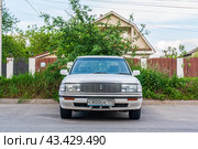 Старый автомобиль Toyota Crown Deluxe белого цвета. Редакционное фото, фотограф Константин Григорьев / Фотобанк Лори