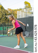Tennis game - girl getting ready to hit the ball with racket. Стоковое фото, фотограф Яков Филимонов / Фотобанк Лори