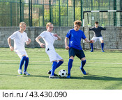 Junior football teams having scrimmage. Стоковое фото, фотограф Яков Филимонов / Фотобанк Лори