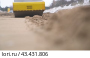 Стройка, дорожный каток утрамбовывает дорогу construction site, road roller compacting the road. Стоковое видео, видеограф Опока Алексей / Фотобанк Лори