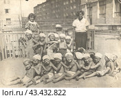Группа детского сада позирует летом на прогулке 1930-е годы. Стоковое фото, фотограф Retro / Фотобанк Лори