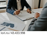 The lawyer explains the details of the contract to the buyers before signing the transaction for the purchase of real estate. Стоковое AI-изображение, AI-художник Ярославский Максим / Фотобанк Лори