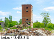 Старая башня из красного кирпича (2024 год). Стоковое фото, фотограф Роман Лукьянов / Фотобанк Лори