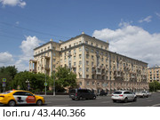 Дорожное движение на Ленинском проспекте возле дома № 18. Москва (2023 год). Редакционное фото, фотограф Елена Орлова / Фотобанк Лори