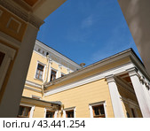 Sergievka Palace and Park Ensemble (St. Petersburg, Oranienbaum. Russia). Architectural details of the facade against the blue sky. Стоковое фото, фотограф Елена  Попкова / Фотобанк Лори