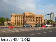 Вид на здание старого Парламента солнечным вечером. Коломбо, Шри-Ланка (2020 год). Редакционное фото, фотограф Виктор Карасев / Фотобанк Лори