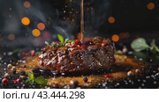 Сочный стейк на гриле: восхитительное мясо с ароматом специй и соусом барбекю. Стоковое AI-видео, аниматор Анна Добрыдень / Фотобанк Лори