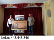 Художник Владимир Полтавский и Дмитрий Неумоин у картины художника "Пушкин" (2024 год). Редакционное фото, фотограф Дмитрий Неумоин / Фотобанк Лори