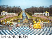 Большой каскад весно Большого Петергофского дворца, Санкт-Петербург (2024 год). Редакционное фото, фотограф Оксана / Фотобанк Лори