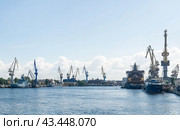 Panoramic view to Neva River and Admiralty shipyards in Saint Petersburg (2024 год). Редакционное фото, фотограф Евгений Харитонов / Фотобанк Лори