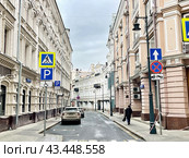 Старопанский переулок в Москве  весной в облачную погоду. Редакционное фото, фотограф Овчинникова Ирина / Фотобанк Лори