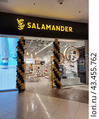 Салон обуви Salamander. Торговый комплекс «Город Лефортово». Шоссе Энтузиастов, 12, корпус 2. Район Лефортово. Город Москва (2024 год). Редакционное фото, фотограф lana1501 / Фотобанк Лори