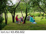 Группа людей-художников  рисует в парке Коломенское (2024 год). Редакционное фото, фотограф Андрей Иванов / Фотобанк Лори