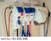 Диспенсеры для профессиональных моющих средств на стене подсобного помещения (2023 год). Редакционное фото, фотограф Вячеслав Палес / Фотобанк Лори