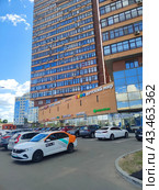 Торговый центр с парковкой в Москве, каршеринговый делимобиль на парковке (2024 год). Редакционное фото, фотограф Ирина Терентьева / Фотобанк Лори