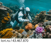 Scuba Diver Exploring Vibrant Coral Reef. Стоковое AI-изображение, AI-художник Кирилл Черезов / Фотобанк Лори