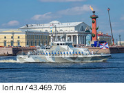 Противодиверсионный катер "Юнармеец Заполярья" принимает участие в военном параде в честь Дня ВМФ. Санкт-Петербург (2018 год). Редакционное фото, фотограф Виктор Карасев / Фотобанк Лори
