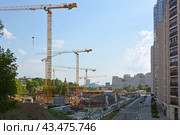 Строительство нового футбольного стадиона им. Эдуарда Стрельцова рядом с ЖК RiverSky и на фоне строящегося ЖК Foriver. Застройщик объектов — группа компаний «Инград» (2024 год). Редакционное фото, фотограф Александр Замараев / Фотобанк Лори