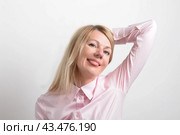 Портрет женщины с длинными светлыми волосами, которая дурачится. Стоковое фото, фотограф Оксана / Фотобанк Лори