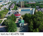 Тюменский государственный институт культуры и храм во имя святого благоверного князя Димитрия Донского. Тюмень (2021 год). Редакционное фото, фотограф Сергей Буторин / Фотобанк Лори