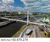 Пешеходный мост влюбленных на реке Тура. Тюмень, Россия (2021 год). Стоковое фото, фотограф Сергей Буторин / Фотобанк Лори