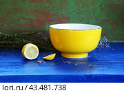 Желтая салатница на синем фоне. Стоковое фото, фотограф Марина Володько / Фотобанк Лори