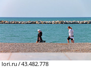 Крым, Евпатория, курорт, Чёрное море, люди, рифы, галька (2024 год). Редакционное фото, фотограф Андрей Макаренко / Фотобанк Лори