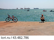 Крым, Евпатория, курорт, Чёрное море, бухта, велосипед, девушка, катера (2024 год). Редакционное фото, фотограф Андрей Макаренко / Фотобанк Лори