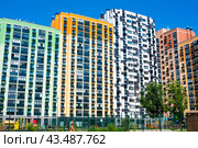 Современные жилые дома. ЖК «Лучи». Летний день. Солнцево. Москва (2024 год). Редакционное фото, фотограф E. O. / Фотобанк Лори