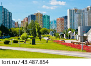 Вид на Жилой Комплекс «Лучи» в летний солнечный день. Солнцево. Москва. Россия (2024 год). Редакционное фото, фотограф E. O. / Фотобанк Лори