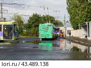 Троллейбусы на конечной остановке Нижний посёлок основной вид городского общественного электротранспорта. Волгоград, Тракторозаводский район, Россия. (2023 год). Редакционное фото, фотограф Андрей Цыганков / Фотобанк Лори