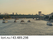 20 August 2019 - Moscow, Russia - Moscow cityscape in the day. Concepts of beauty of capital and lifestyles. Andreyevsky / Pushkinsky Pedestrian Bridge. Way to Gorky Central Park of Culture and Leisure named after Maxim Gorky. Редакционное фото, фотограф YuryKara / Фотобанк Лори
