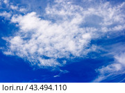 White spindrift clouds on blue sky, background. Стоковое фото, фотограф Радомир Тарасов / Фотобанк Лори