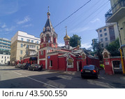 Храм Воскресения Словущего на Арбате. Подворье Иерусалимского Патриархата в Москве. Филипповский переулок, 20. Солнечное утро в июле. (2024 год). Редакционное фото, фотограф Сергей Рыбин / Фотобанк Лори
