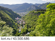 Грузия, Боржоми. Вид на город с верхней станции канатной дороги. (2024 год). Редакционное фото, фотограф Иван Аборнев / Фотобанк Лори