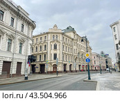 Москва, улица Ильинка в историческом центре весной в облачную погоду. Стоковое фото, фотограф Овчинникова Ирина / Фотобанк Лори