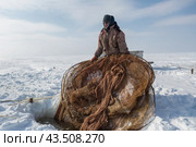 Подледный лов рыбы в Обской губе на Ямале (2018 год). Редакционное фото, фотограф Николай Гернет / Фотобанк Лори
