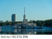 Россия. Москва. Вид на здание Северного речного вокзала через Москву-реку и пассажирские теплоходы "Николай Чернышевский". "Анна Каренина" "Порт-Артуръ", "800 лет Москве" (2024 год). Редакционное фото, фотограф Александр К / Фотобанк Лори