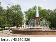 Фонтан в сквере на Театральной площади в городе Кирове (2013 год). Редакционное фото, фотограф Солодовникова Елена / Фотобанк Лори